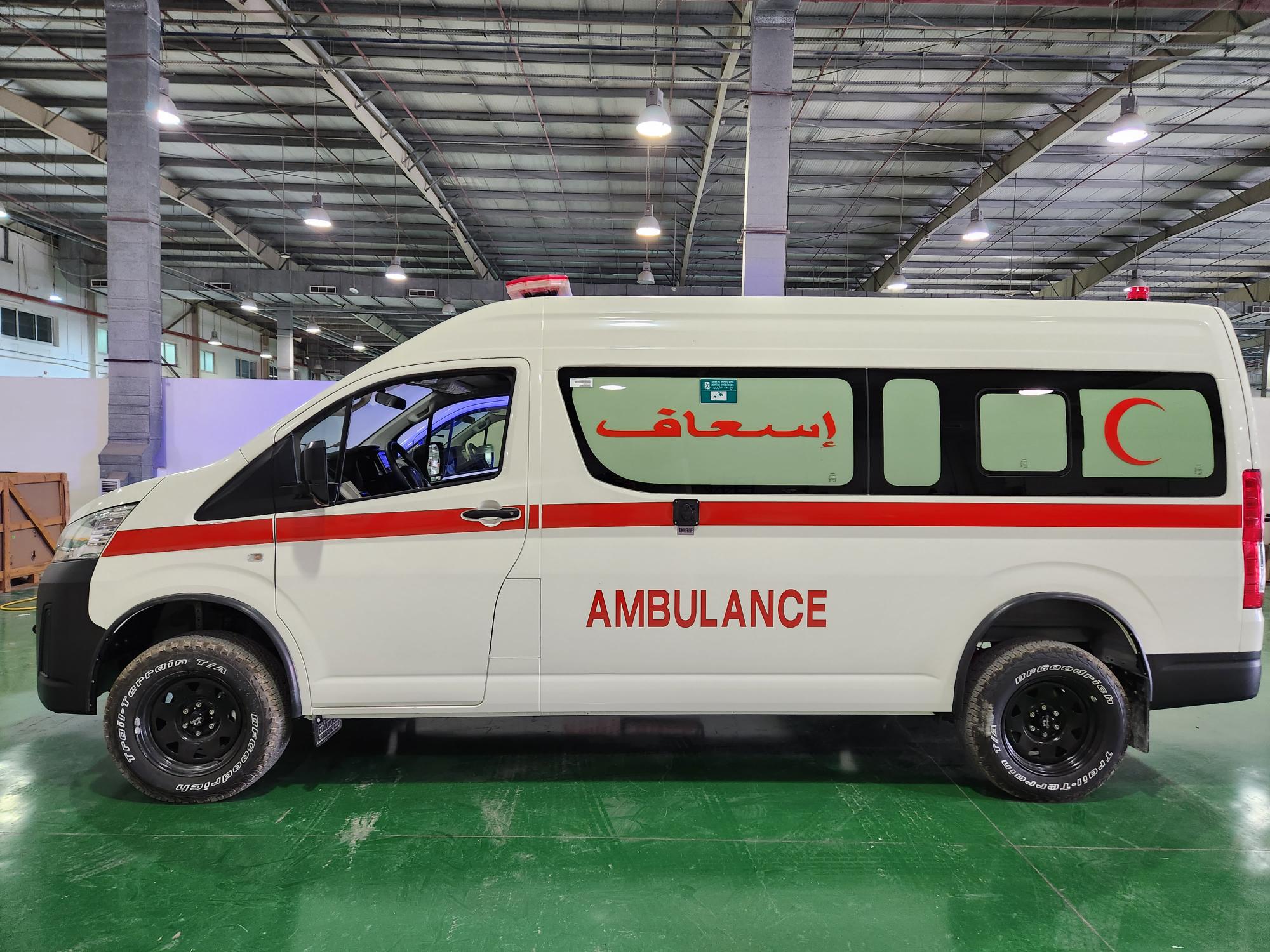 Toyota Hiace 4x4 Ambulance: Le Maître de l'Intervention Médicale Tout-Terrain