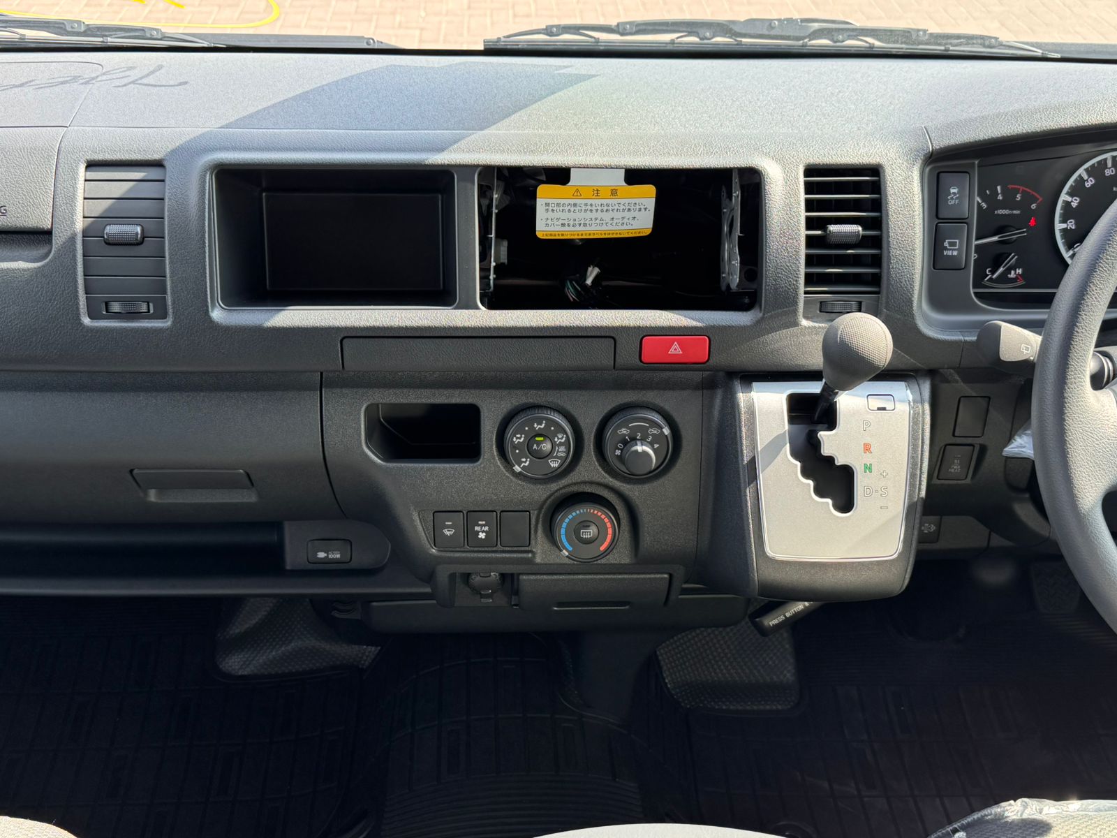 Toyota Hiace Ambulancia RHD 200 AWD A/T thumbnail 3