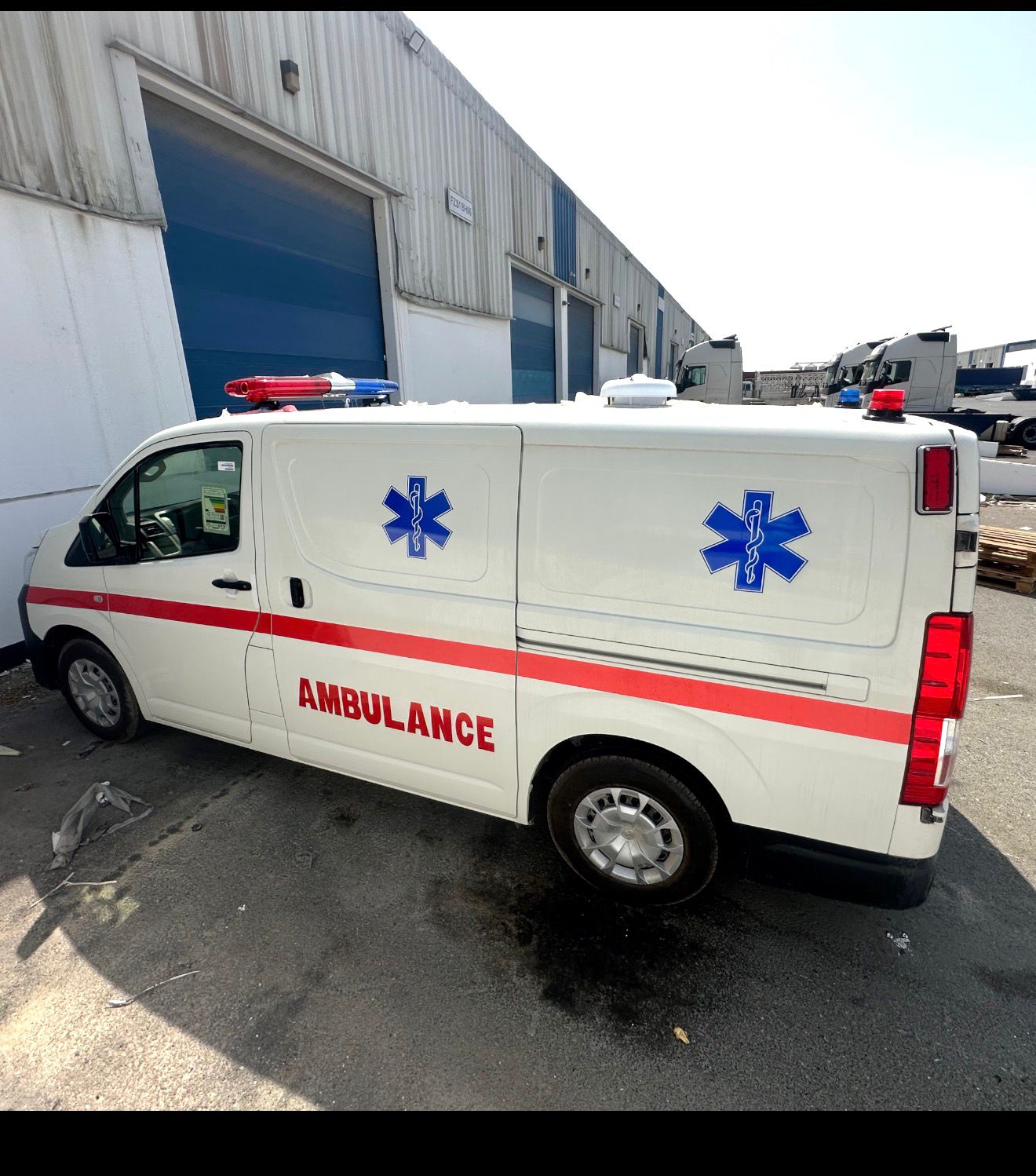 Ambulancia de techo estándar Toyota Hiace thumbnail 3