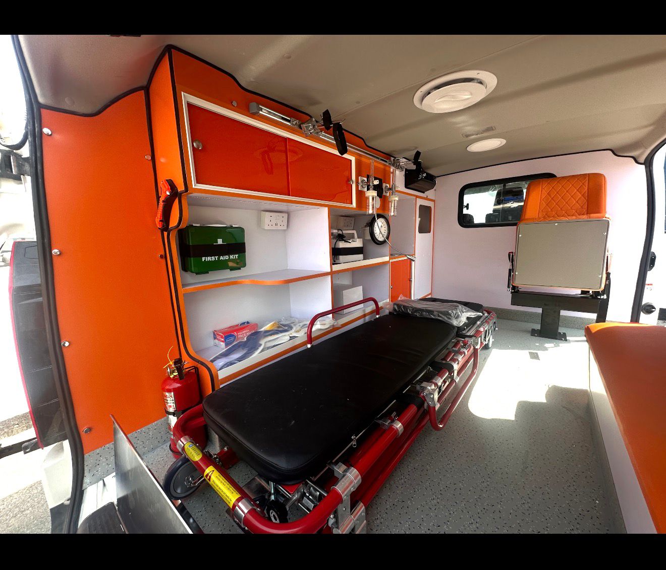 Ambulancia de techo estándar Toyota Hiace thumbnail 6