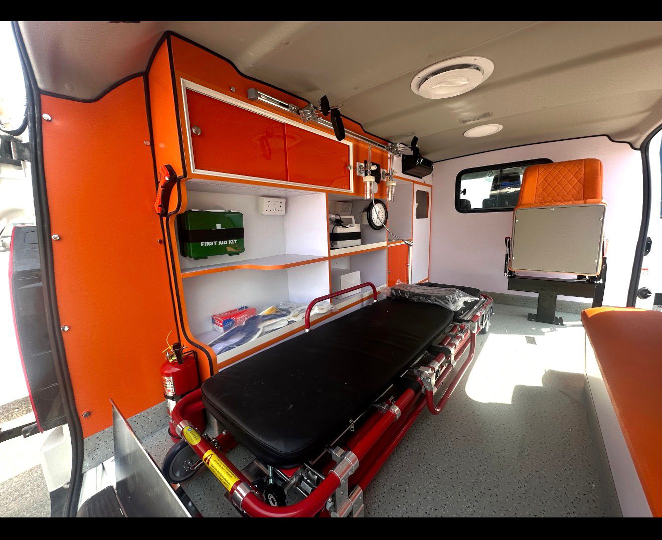 Ambulancia de techo estándar Toyota Hiace thumbnail 8