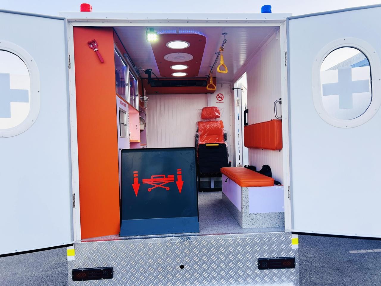 Ambulancia Toyota Hilux de cabina única thumbnail 11