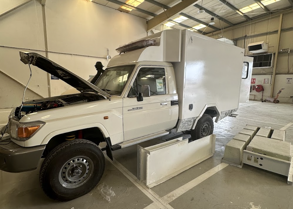 Ambulance de type boîte Toyota Land Cruiser 4x4 thumbnail 2