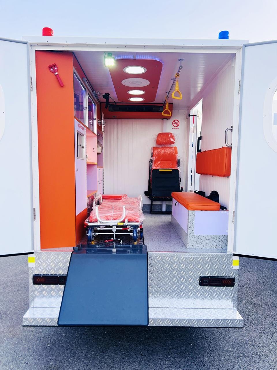 Toyota Hilux Single Cab Ambulance - Image 3